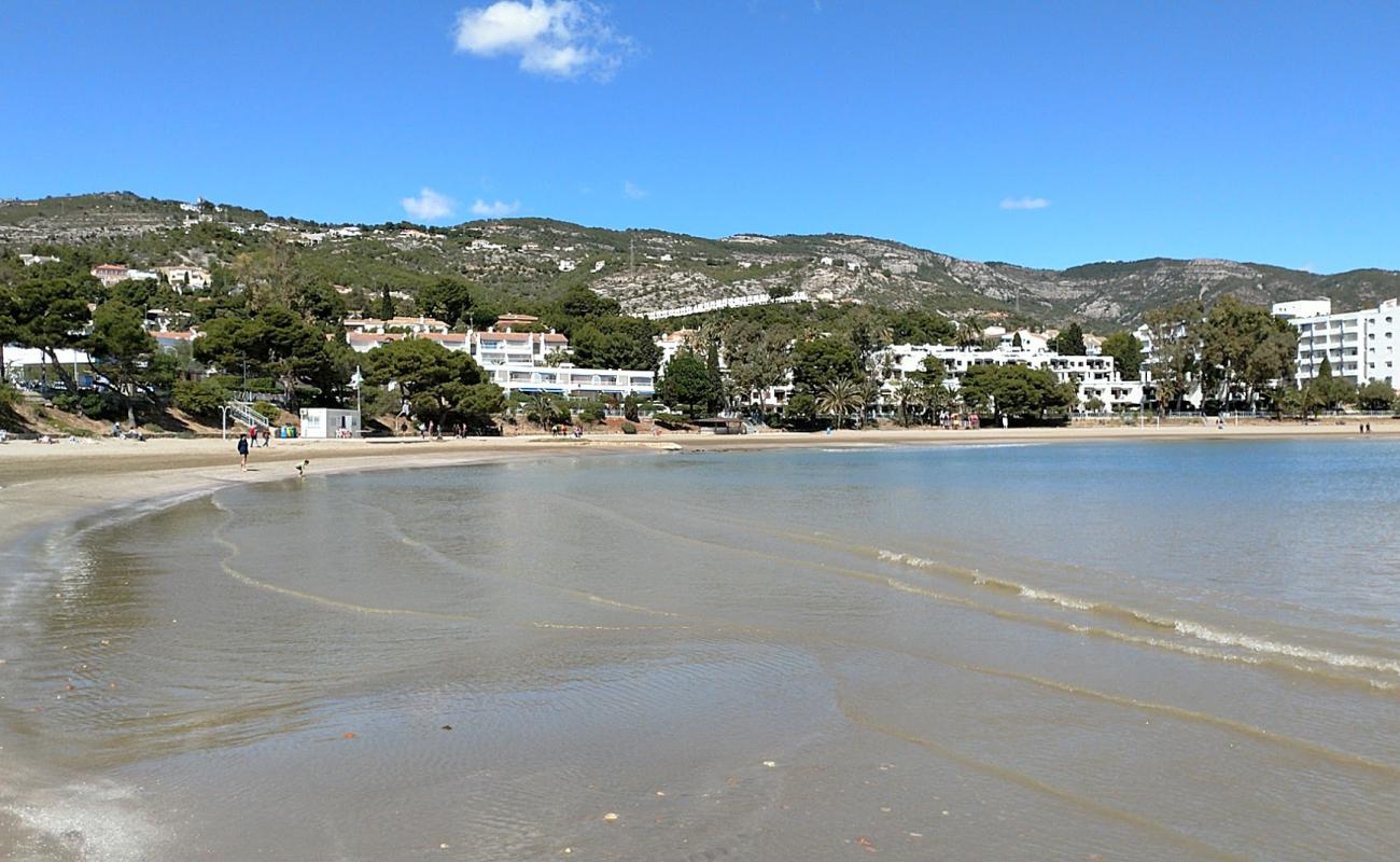 Фото Platja de les Fonts с темный песок поверхностью