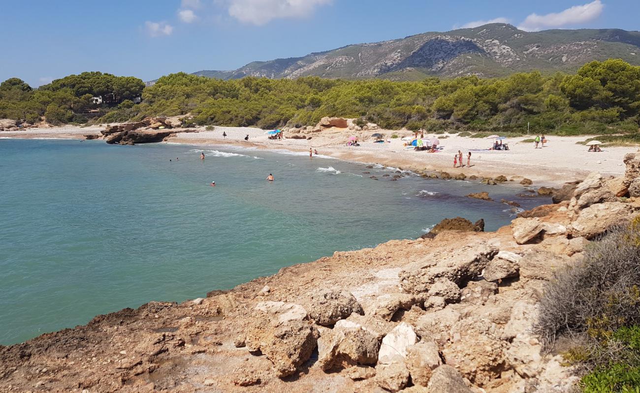 Фото Cala Argilaga с песок с галькой поверхностью