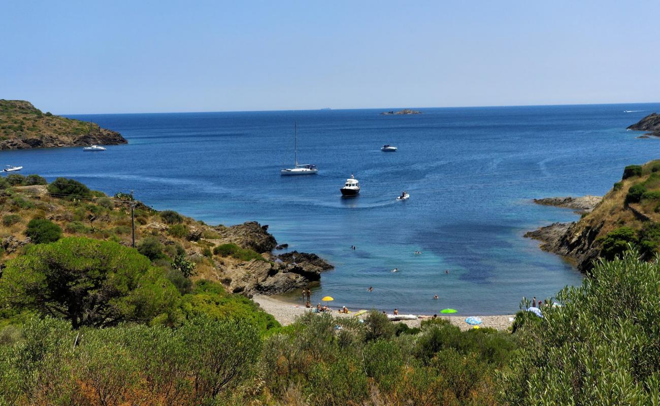 Фото Platja de Sant Lluis с серая галька поверхностью