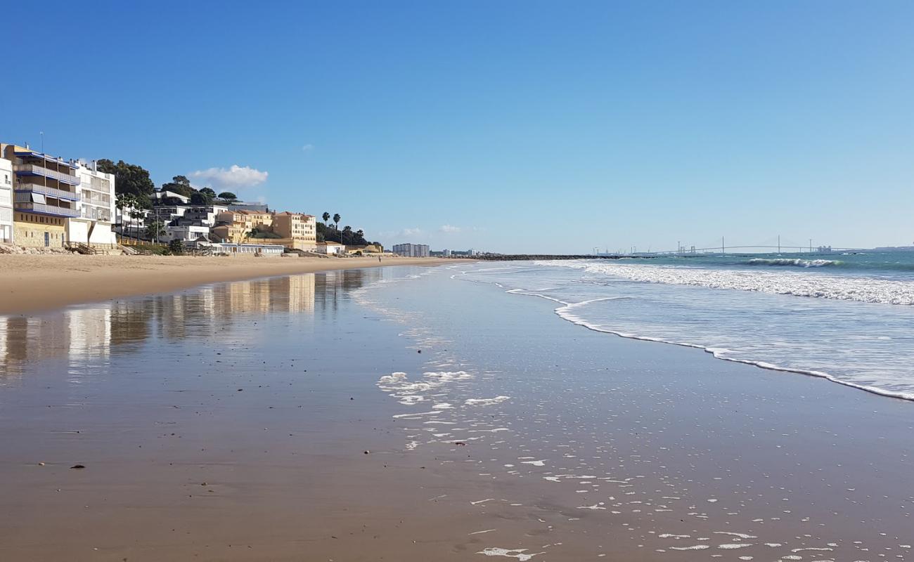 Фото Playa de Fuentebravia с золотистый песок поверхностью