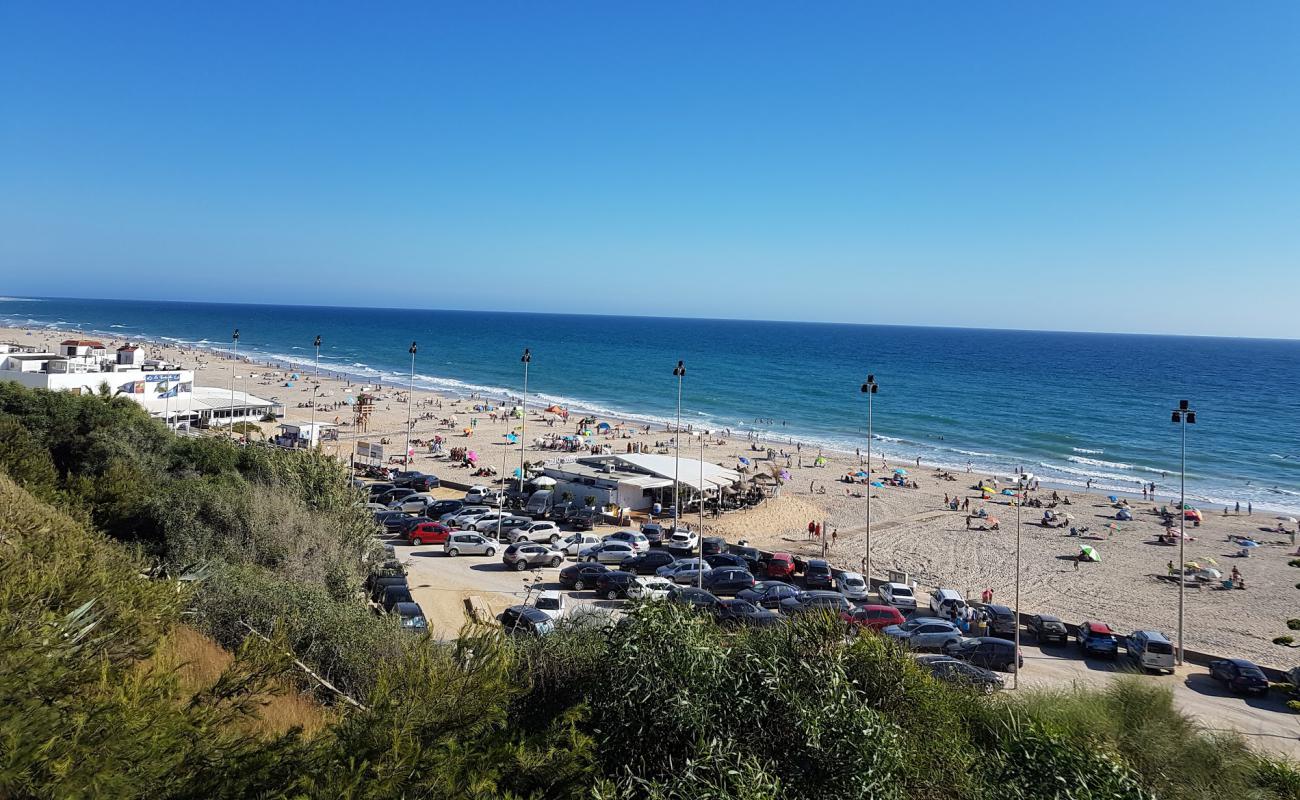 Фото Playa de la Fontanilla En Conil с светлый песок поверхностью