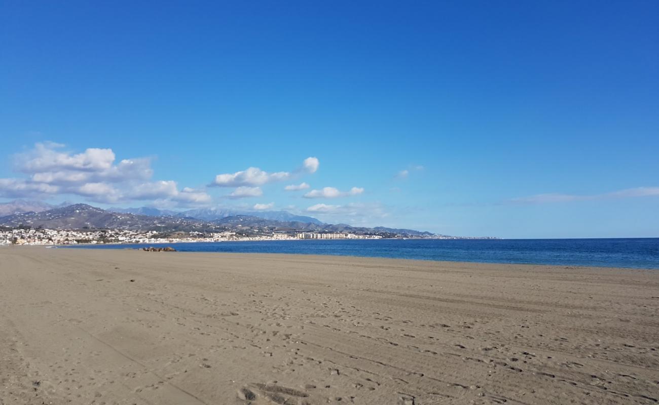 Фото Playa de Torre del Mar с серый песок поверхностью