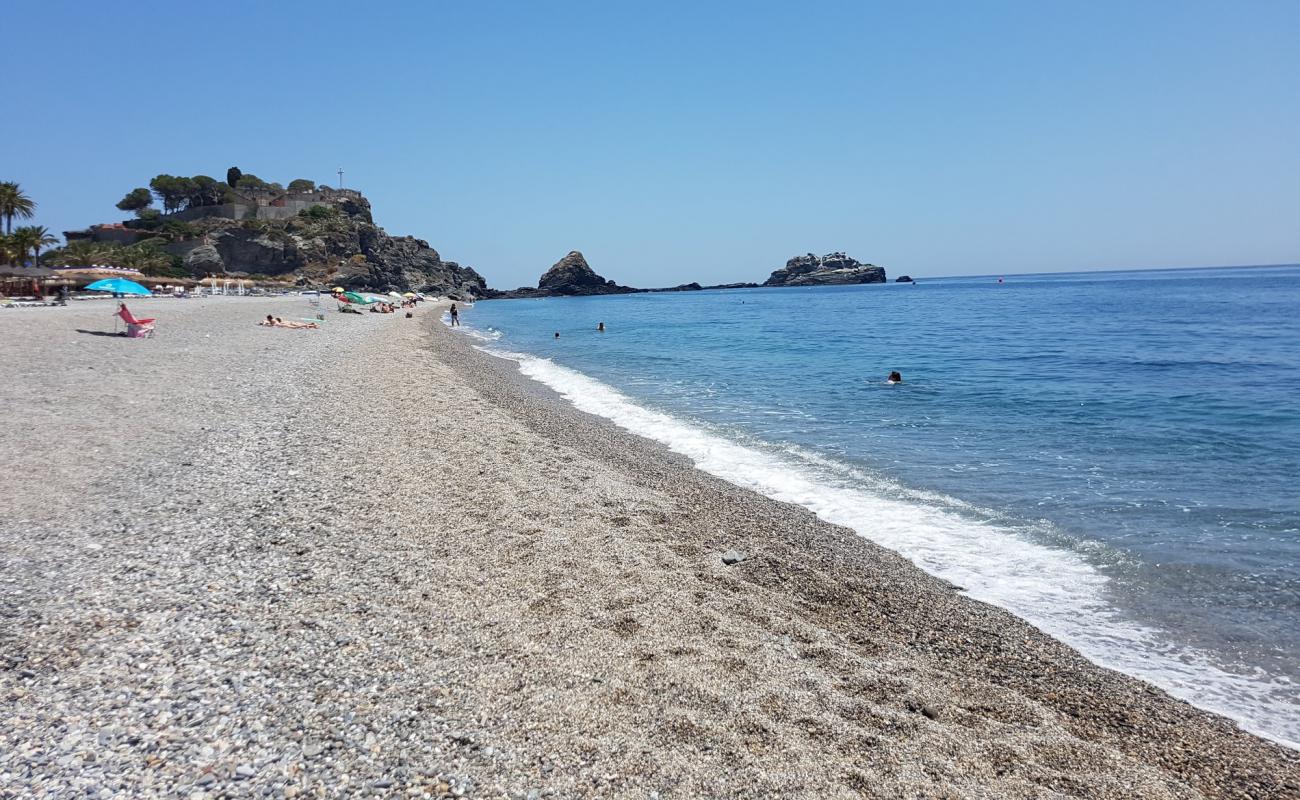 Фото Almunecar beach с серая чистая галька поверхностью