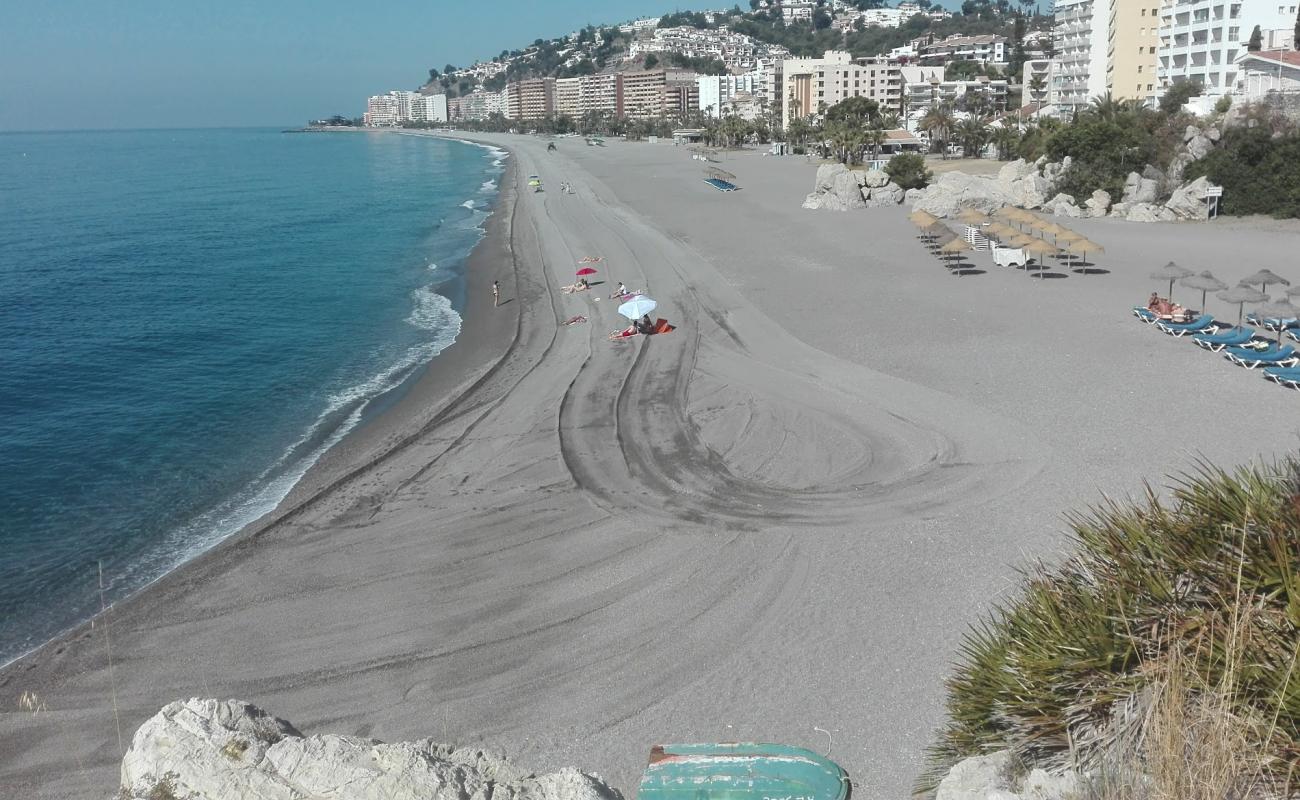 Фото Playa de Velilla с серая чистая галька поверхностью