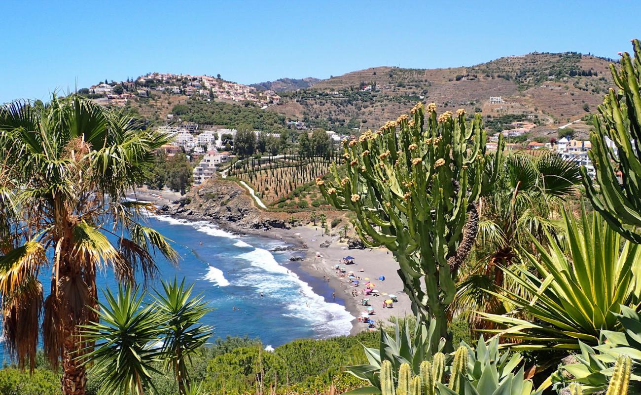 Фото Playa Calabajio с серая чистая галька поверхностью