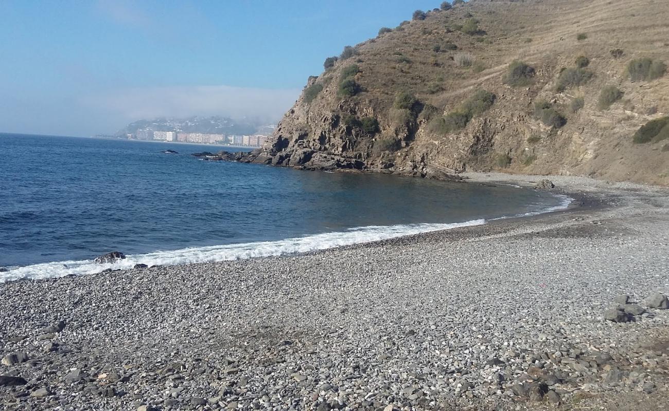 Фото Playa Barranco de Enmedio с серая чистая галька поверхностью