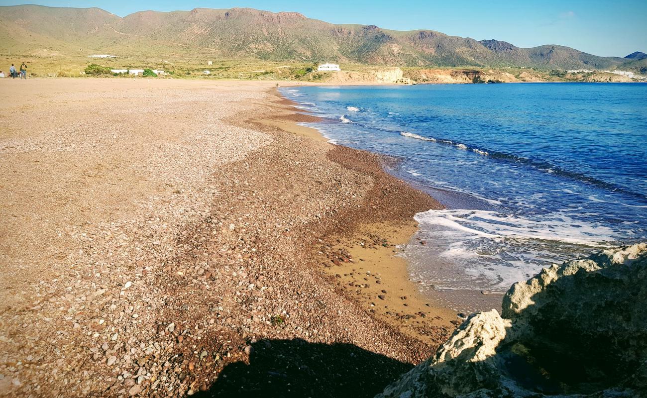 Фото Playa Los Escullos с серый ракушечник поверхностью