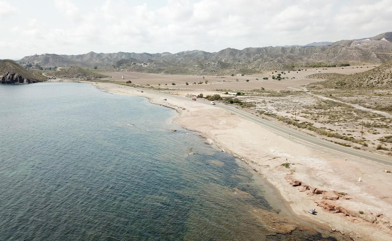 Фото Playa de la Cola с серый ракушечник поверхностью