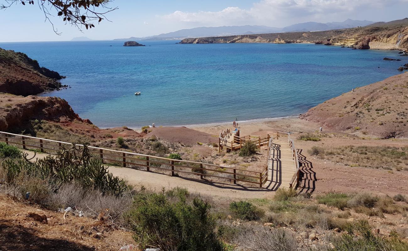 Фото Playa de Bolnuevo с песок с камнями поверхностью