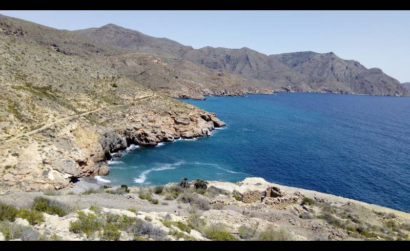 Фото Cala Salitrona Beach с серая галька поверхностью