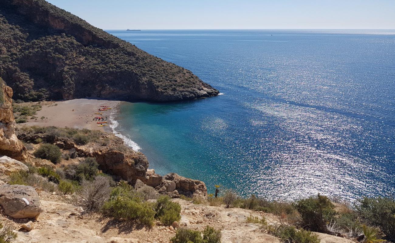 Фото Cala Aguilar с серый ракушечник поверхностью