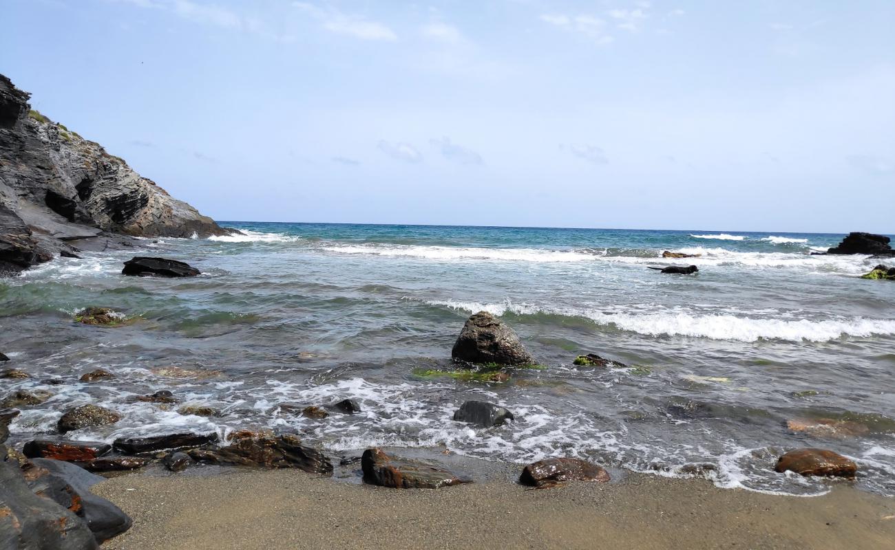 Фото Cala del Cuervo Beach с песок с галькой поверхностью