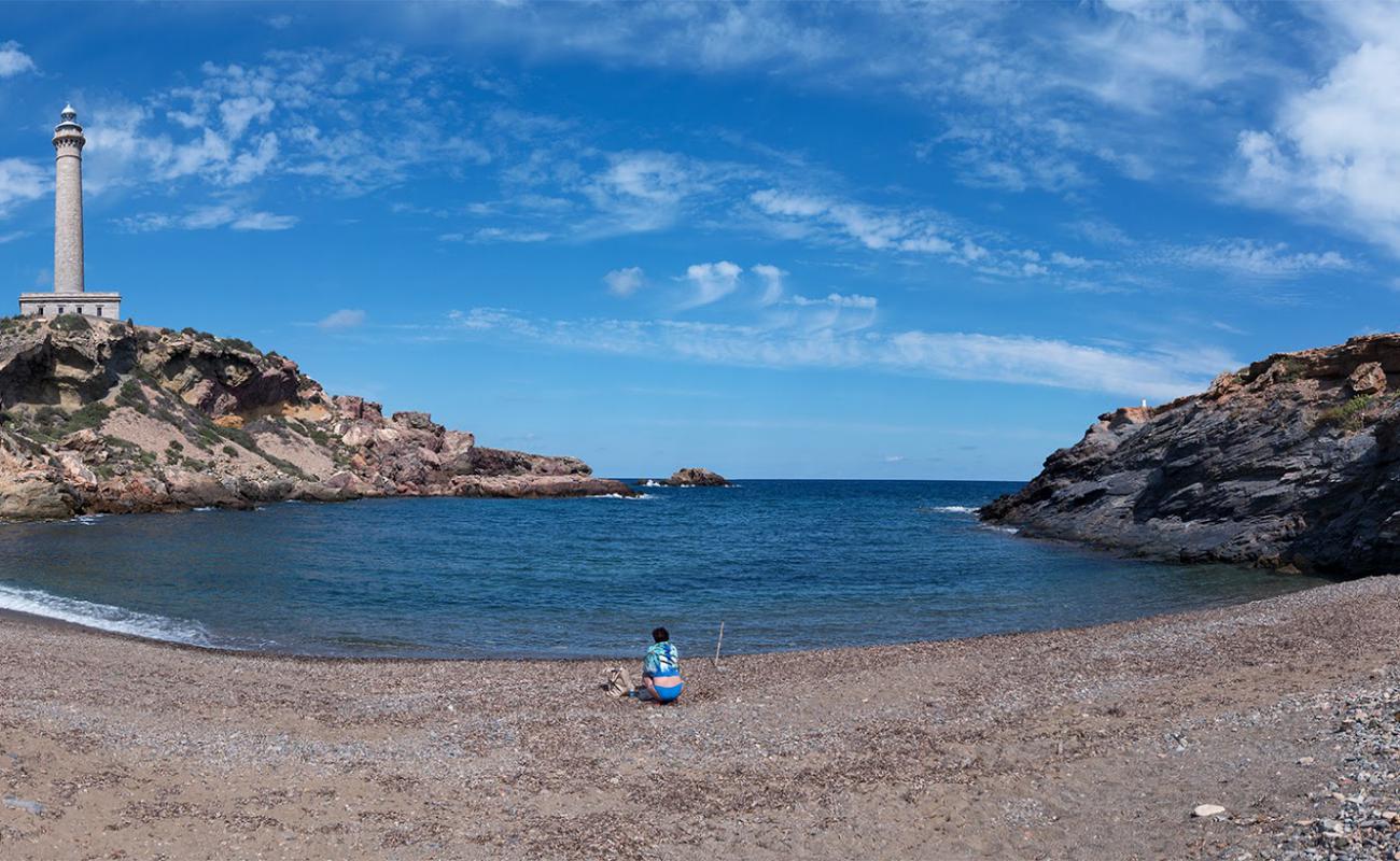 Фото Playa de la Calafria с песок с галькой поверхностью