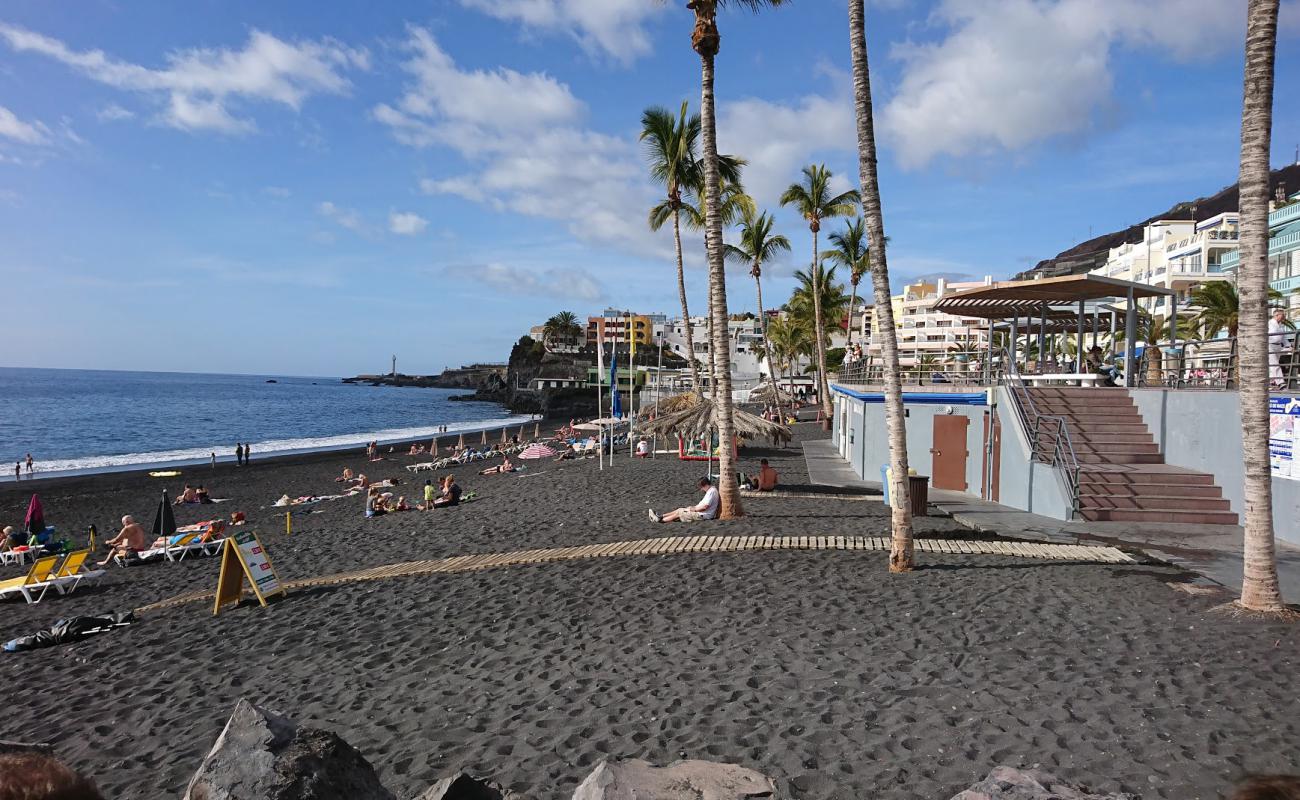 Фото Puerto Naos beach с черный песок поверхностью