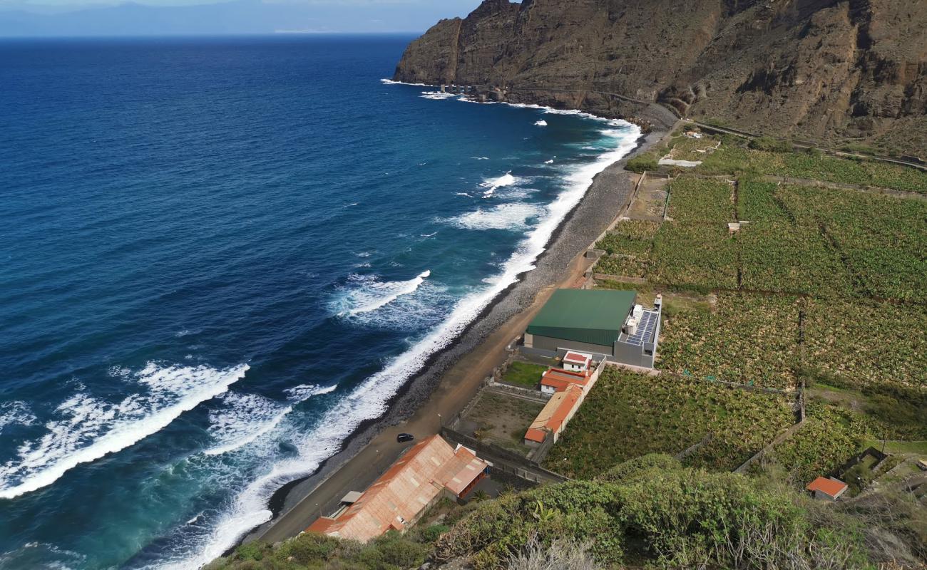 Фото Playa Hermigua с песок с камнями поверхностью