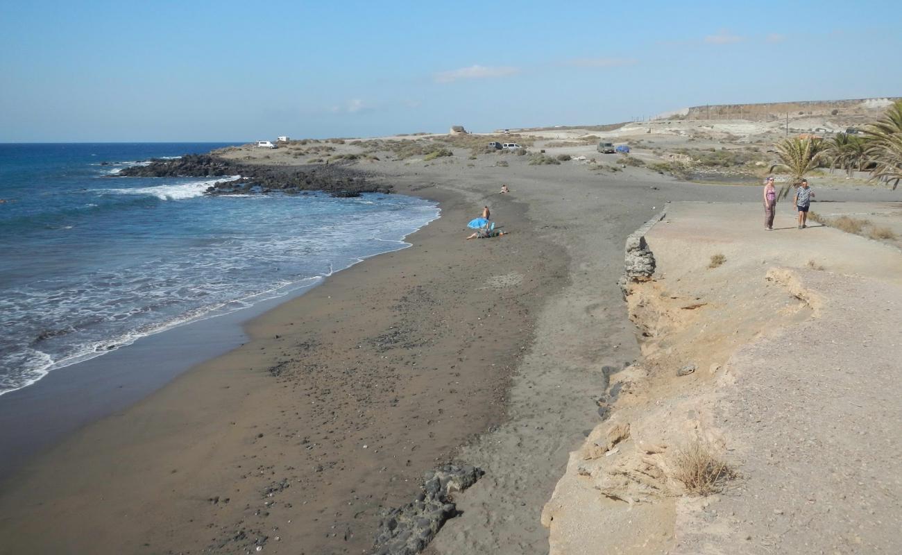 Фото Playa la Maretas с темный песок поверхностью