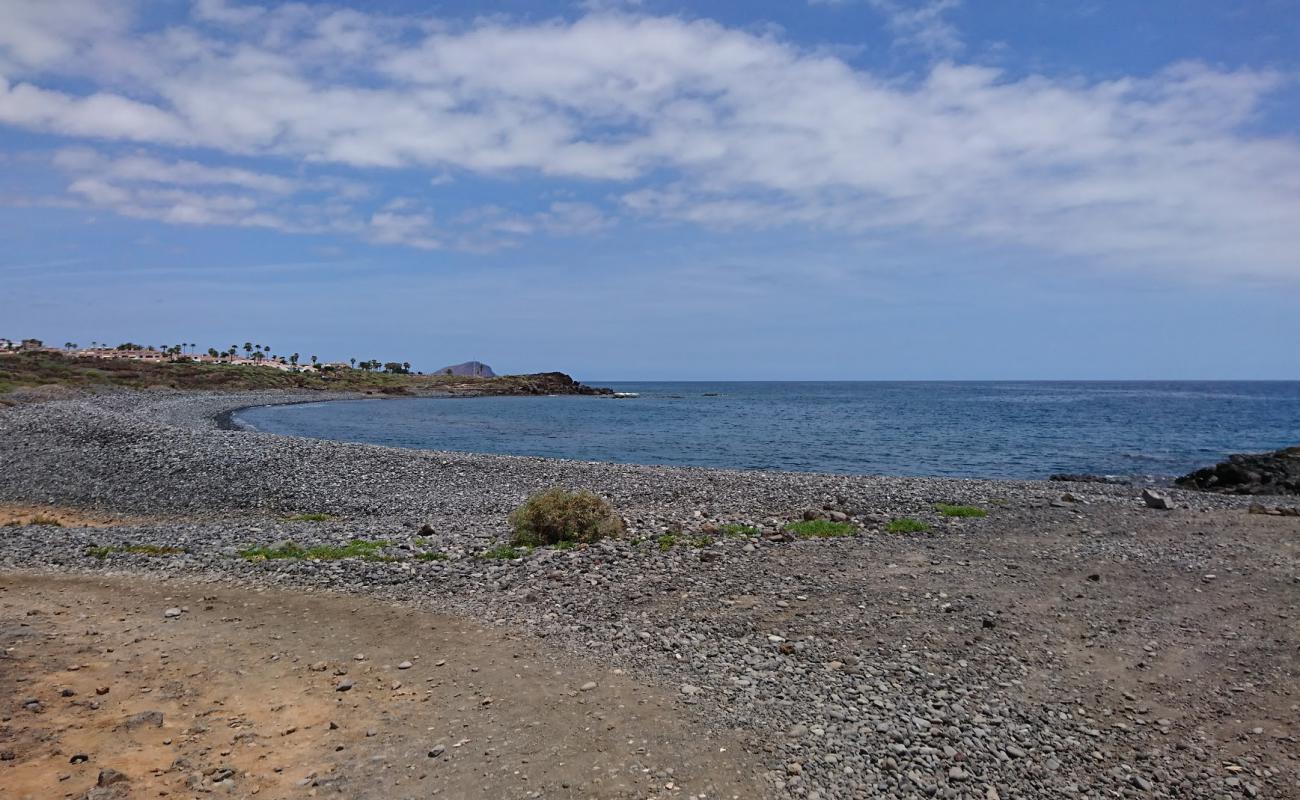 Фото Playa Colmenares с серая галька поверхностью