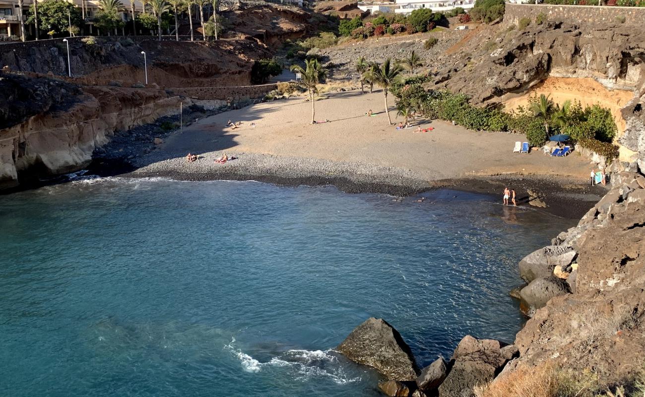 Фото Playa Las Galgas с песок с галькой поверхностью