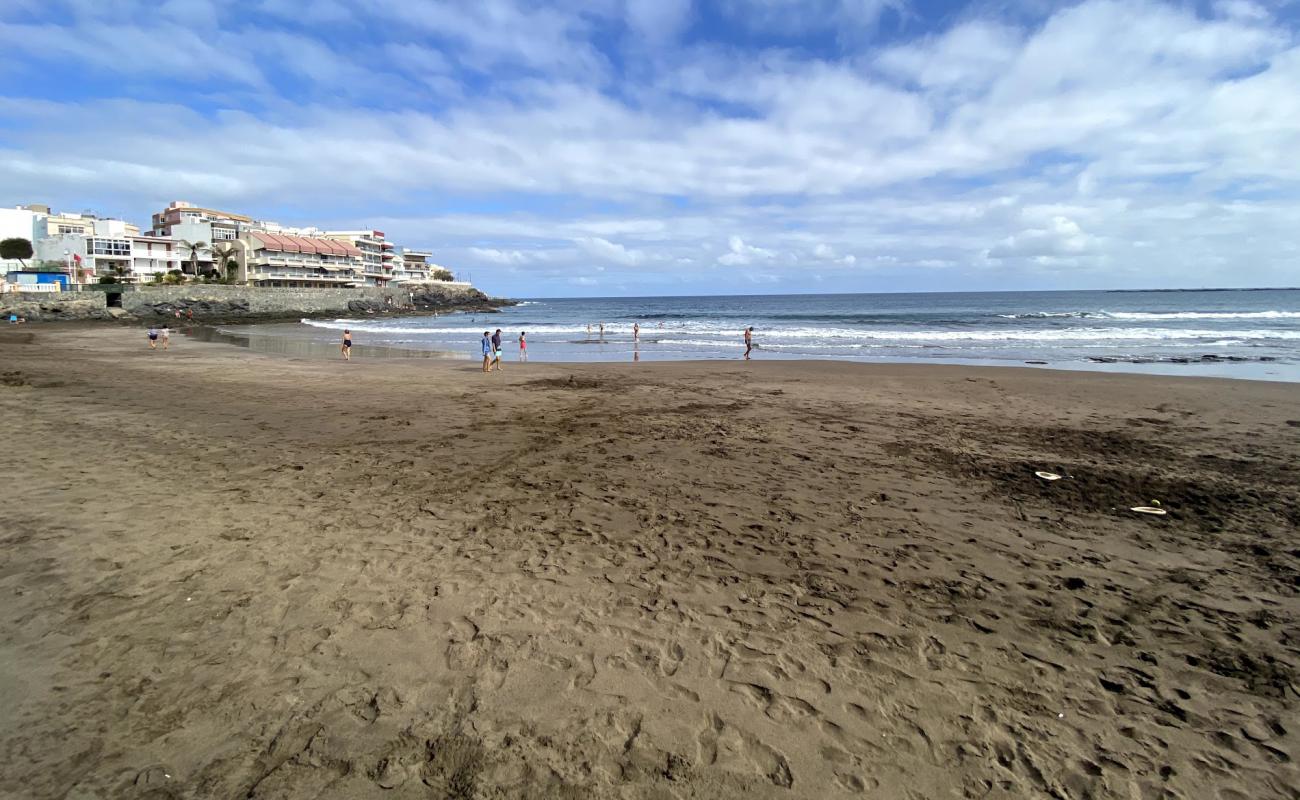 Фото Playa de Salinetas с темный песок поверхностью