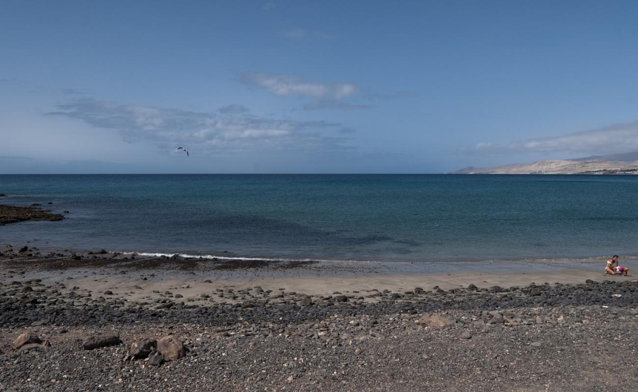 Фото Playa de la Jaqueta с песок с камнями поверхностью