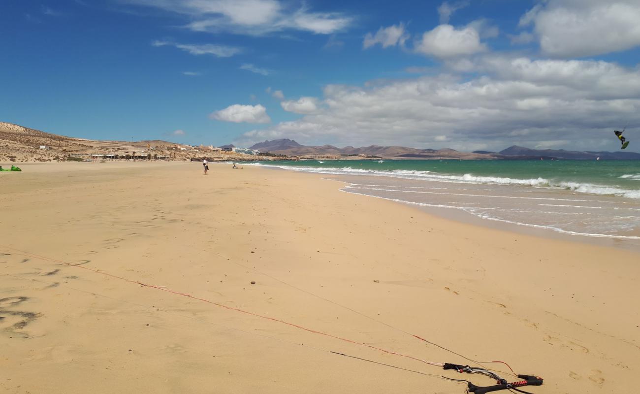 Фото Playa de Sotavento de Jandia с темный чистый песок поверхностью