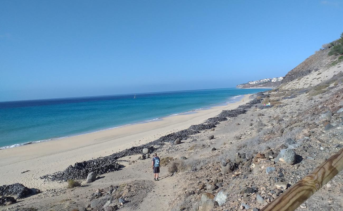 Фото Playa de Esquinzo с золотистый песок поверхностью