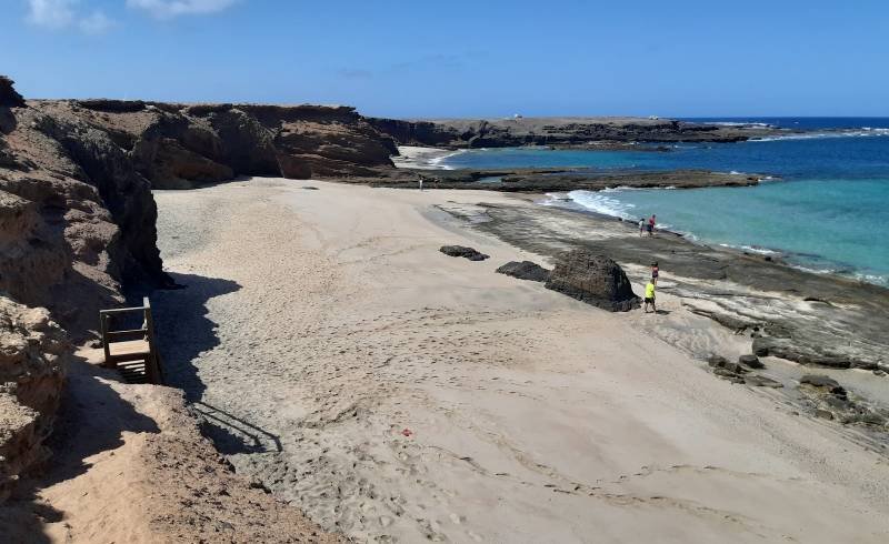 Фото Playa de los Ojos с светлый песок поверхностью