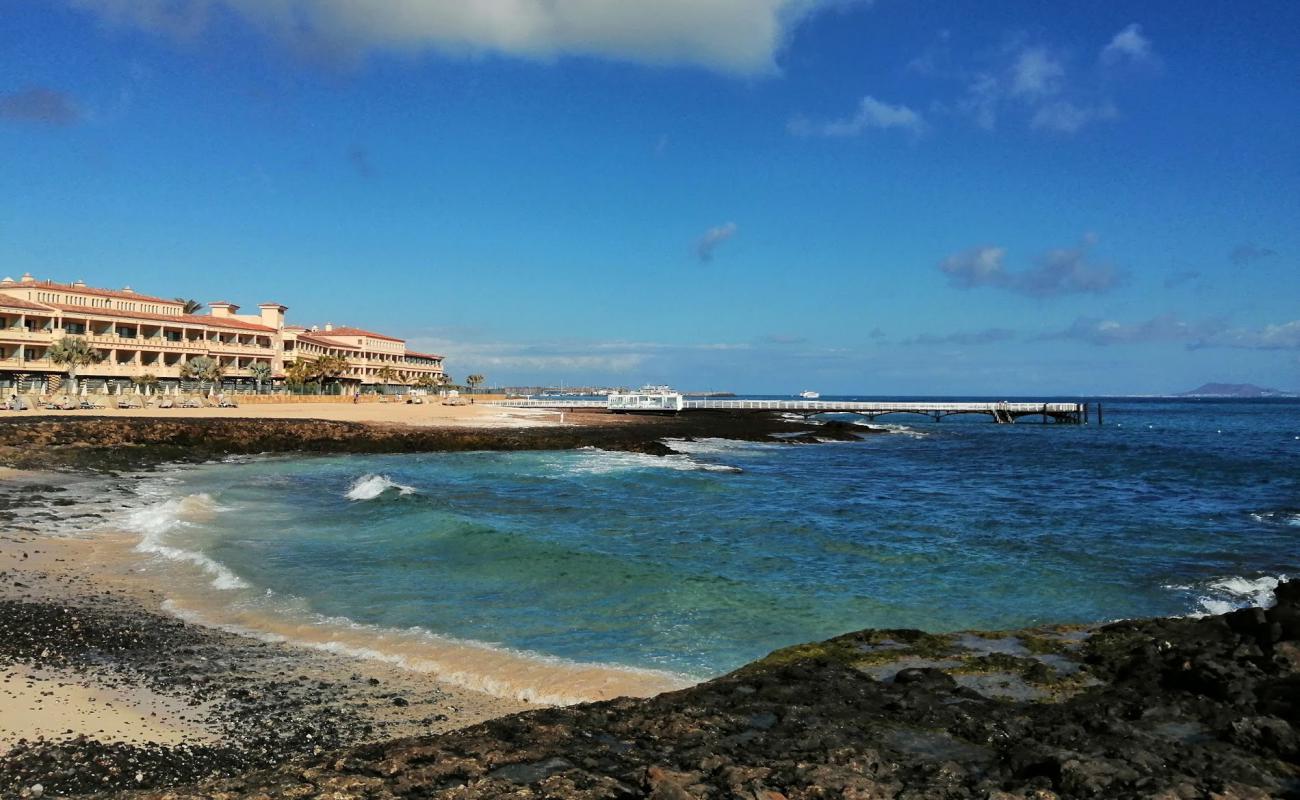 Фото Playa Puerto Remedios с песок с камнями поверхностью