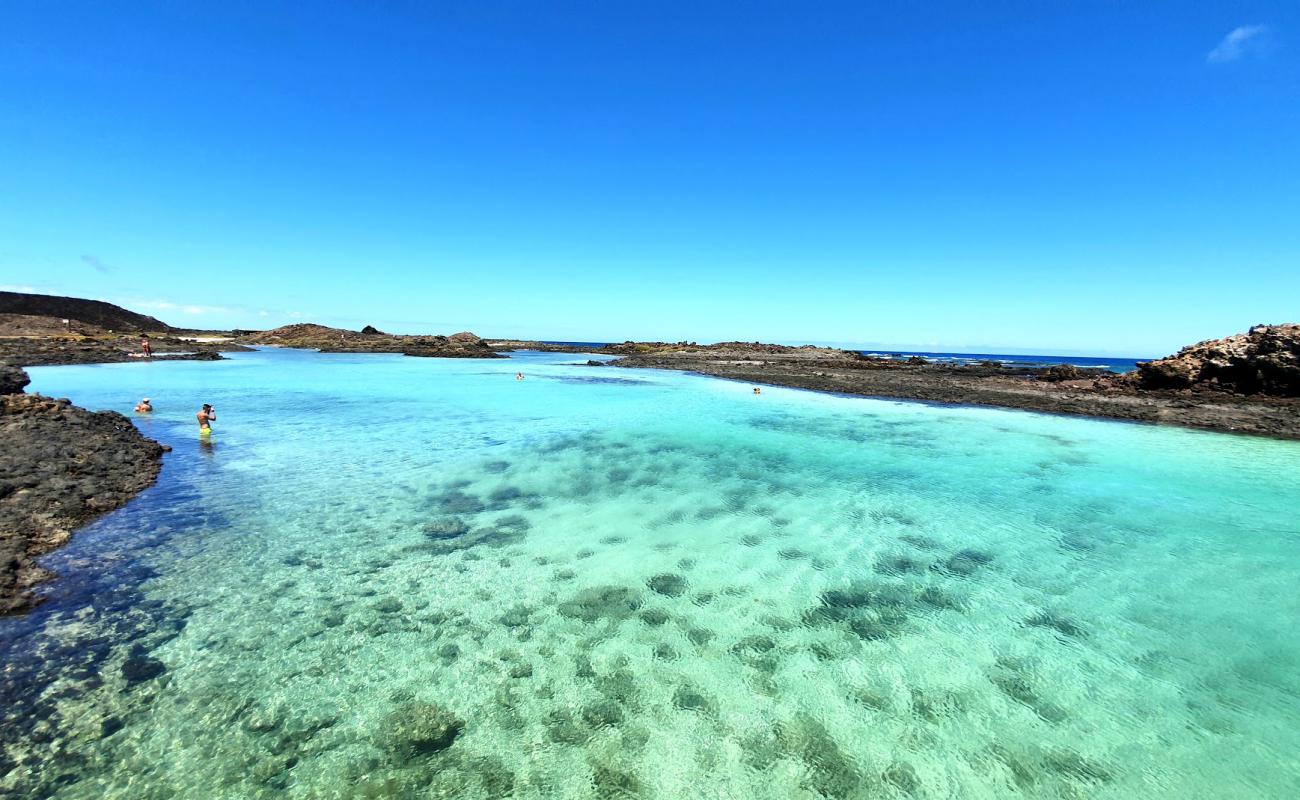 Фото Puertito Isla De Lobos с песок с камнями поверхностью