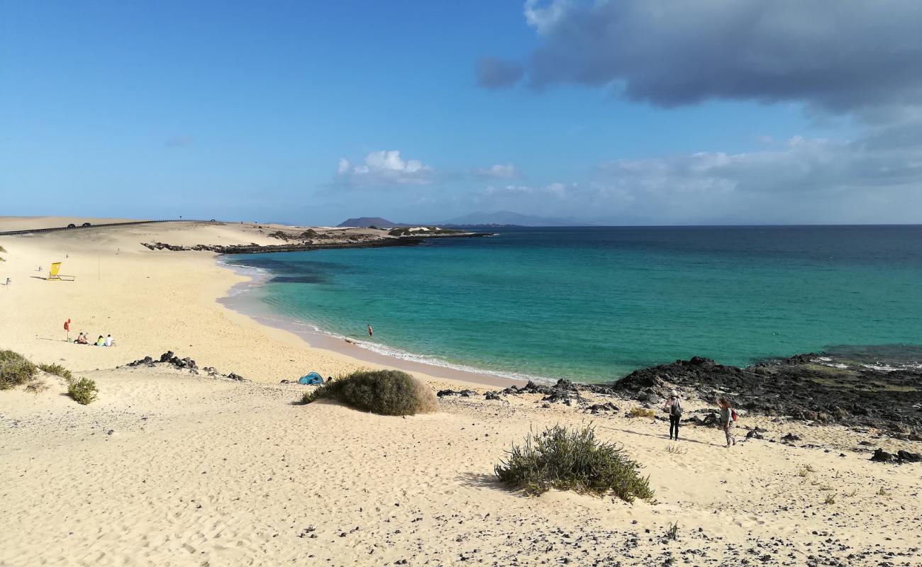 Фото Playa Alzada с золотистый песок поверхностью