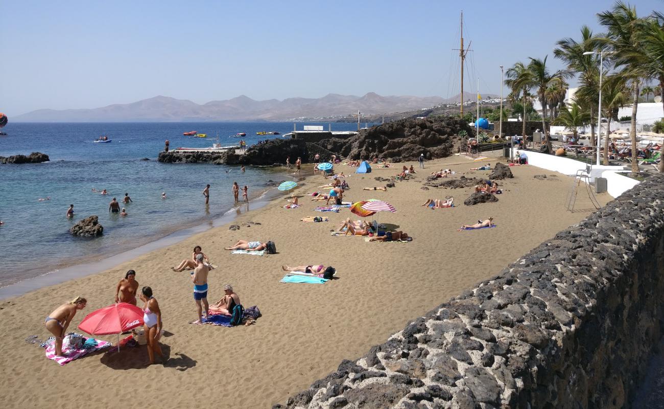 Фото Playa Chica Beach с светлый песок поверхностью