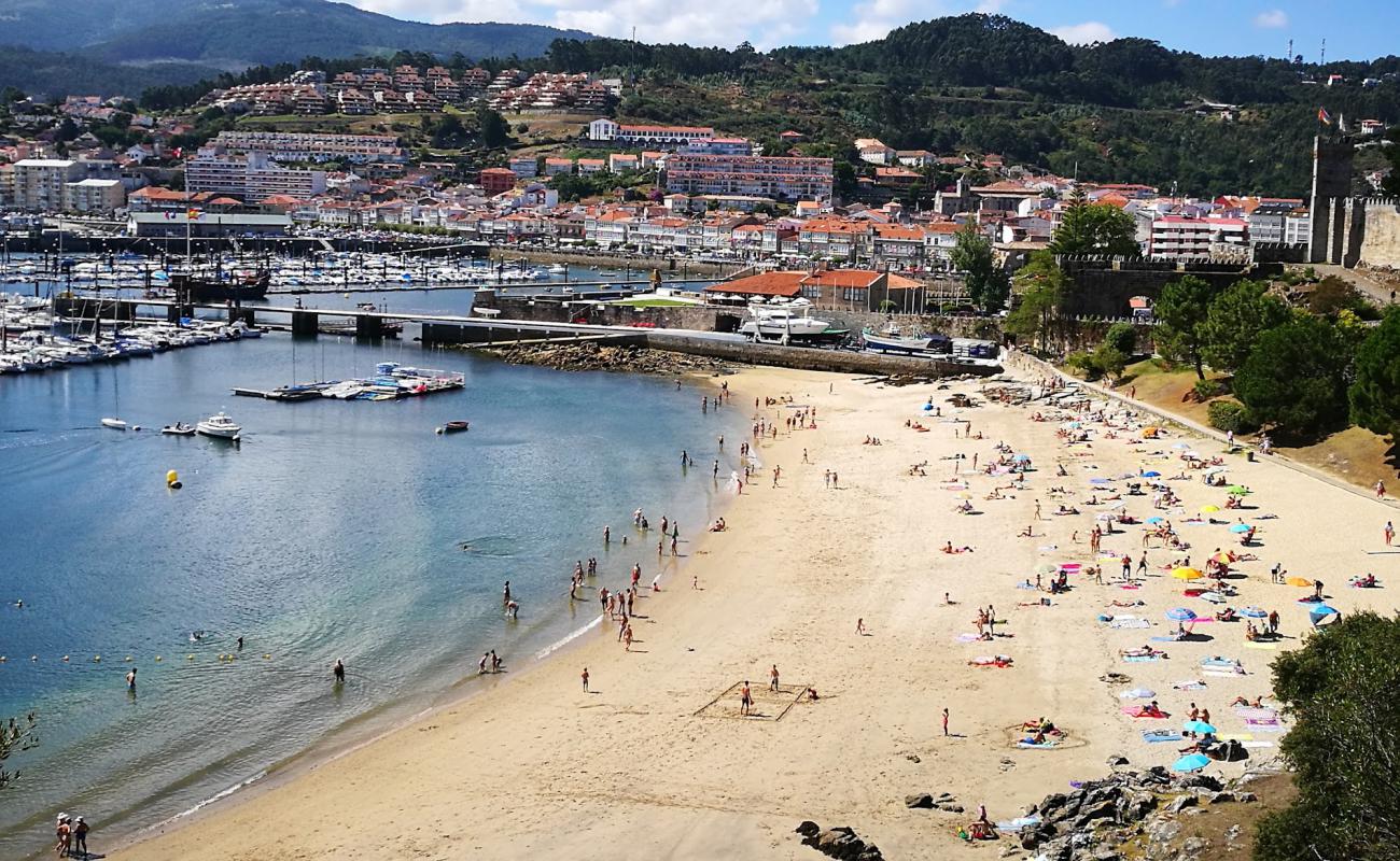 Фото Praia da Barbeira с золотой ракушечник поверхностью