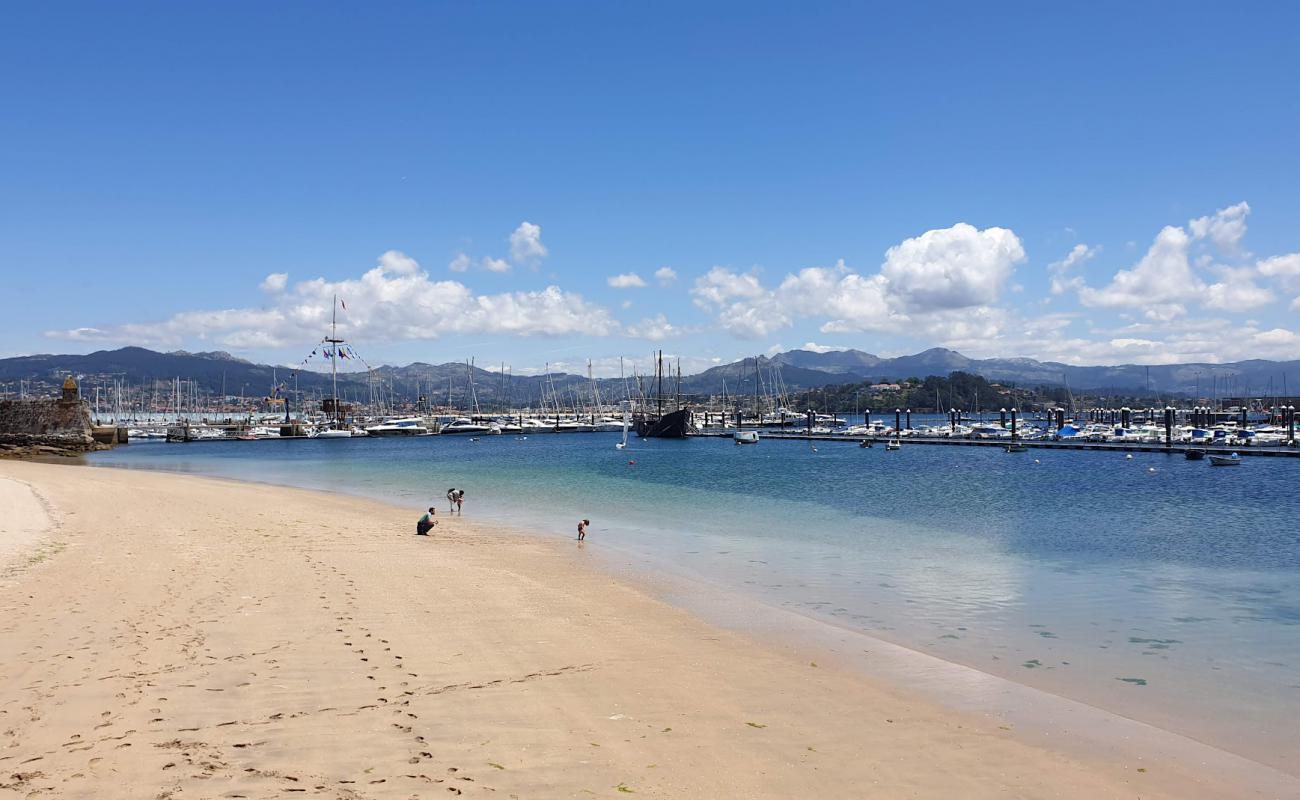 Фото Praia da Ribeira с золотистый песок поверхностью