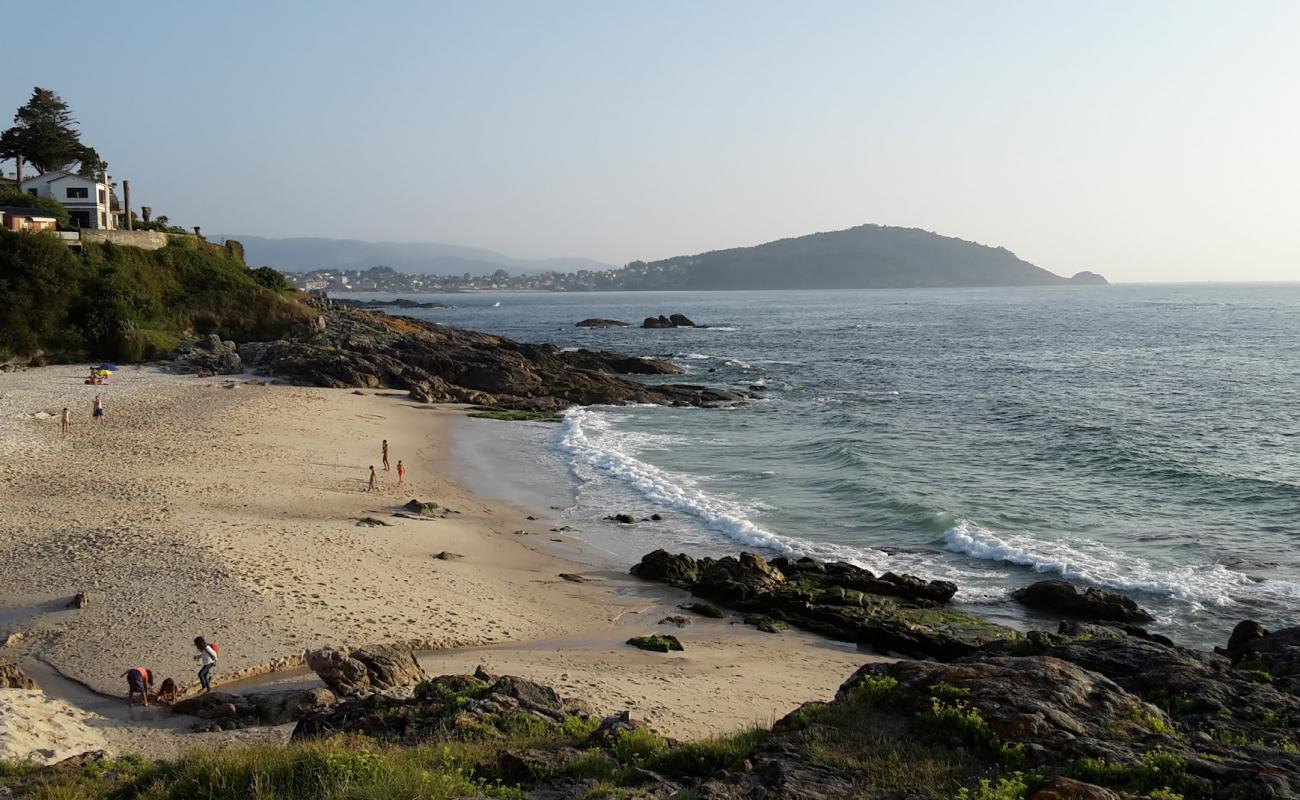 Фото Praia dos Muinos с белый песок поверхностью