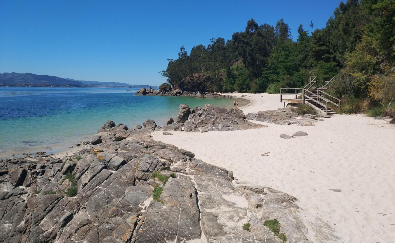 Фото Praia Nino do Corvo с белый песок поверхностью