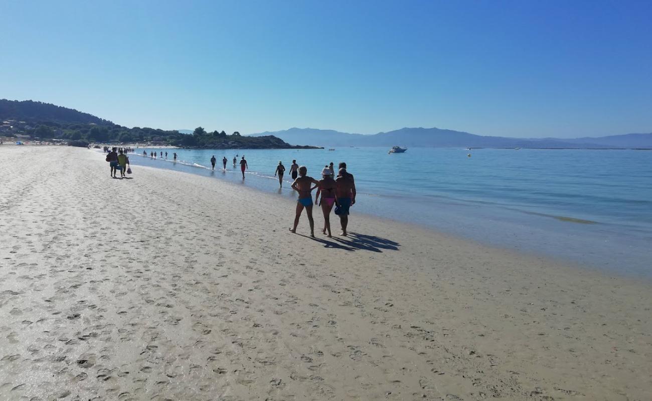 Фото Playa de Nerga с белый чистый песок поверхностью