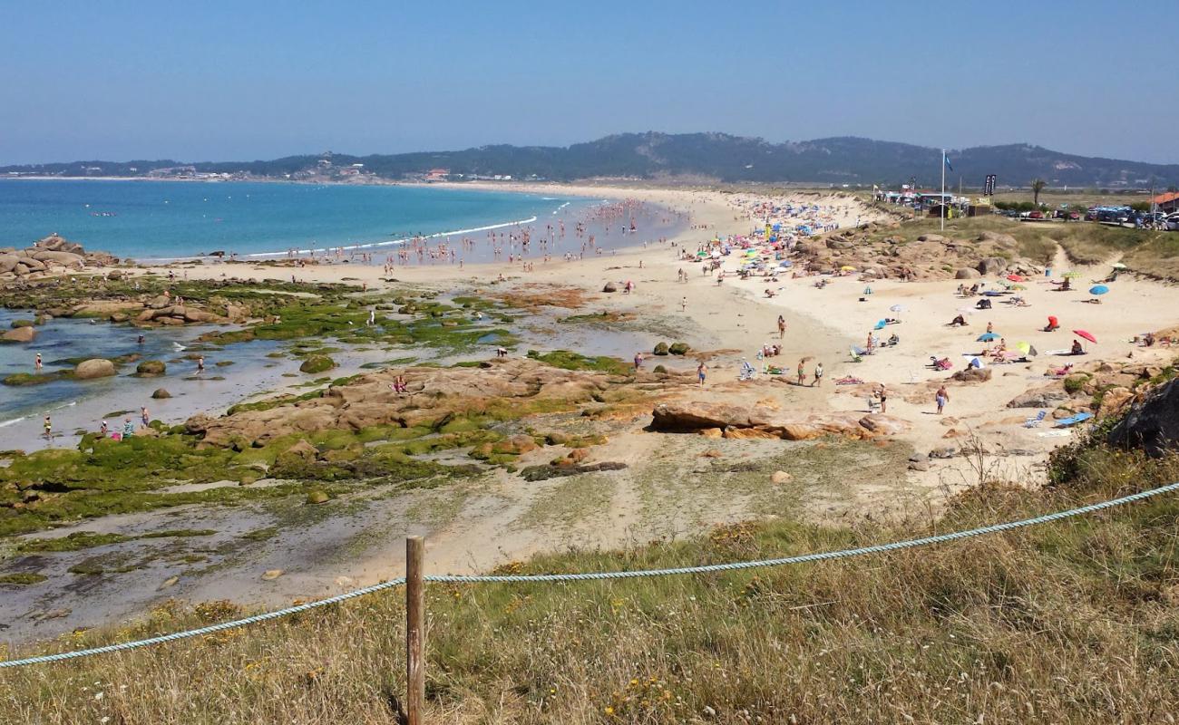 Фото Praia Da Lanzada с золотистый песок поверхностью