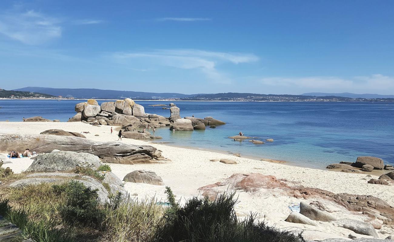 Фото Pedras Negras beach с белый песок поверхностью