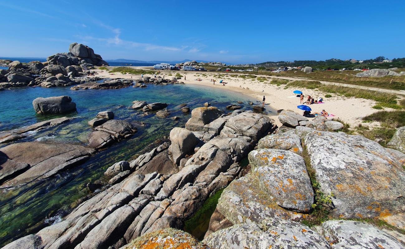 Фото Praia do Con с светлый песок поверхностью