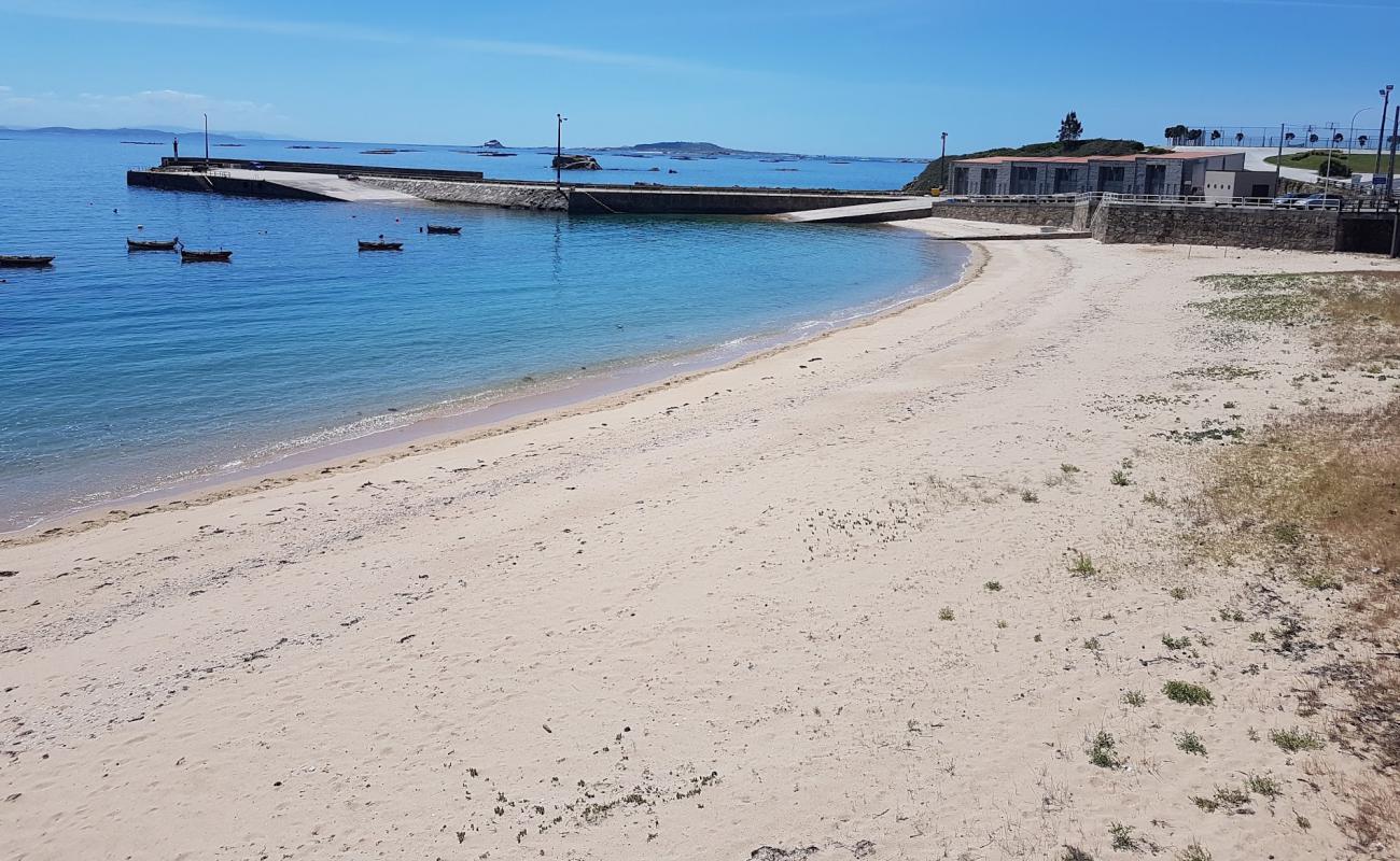 Фото Castineiras beach с светлый песок поверхностью