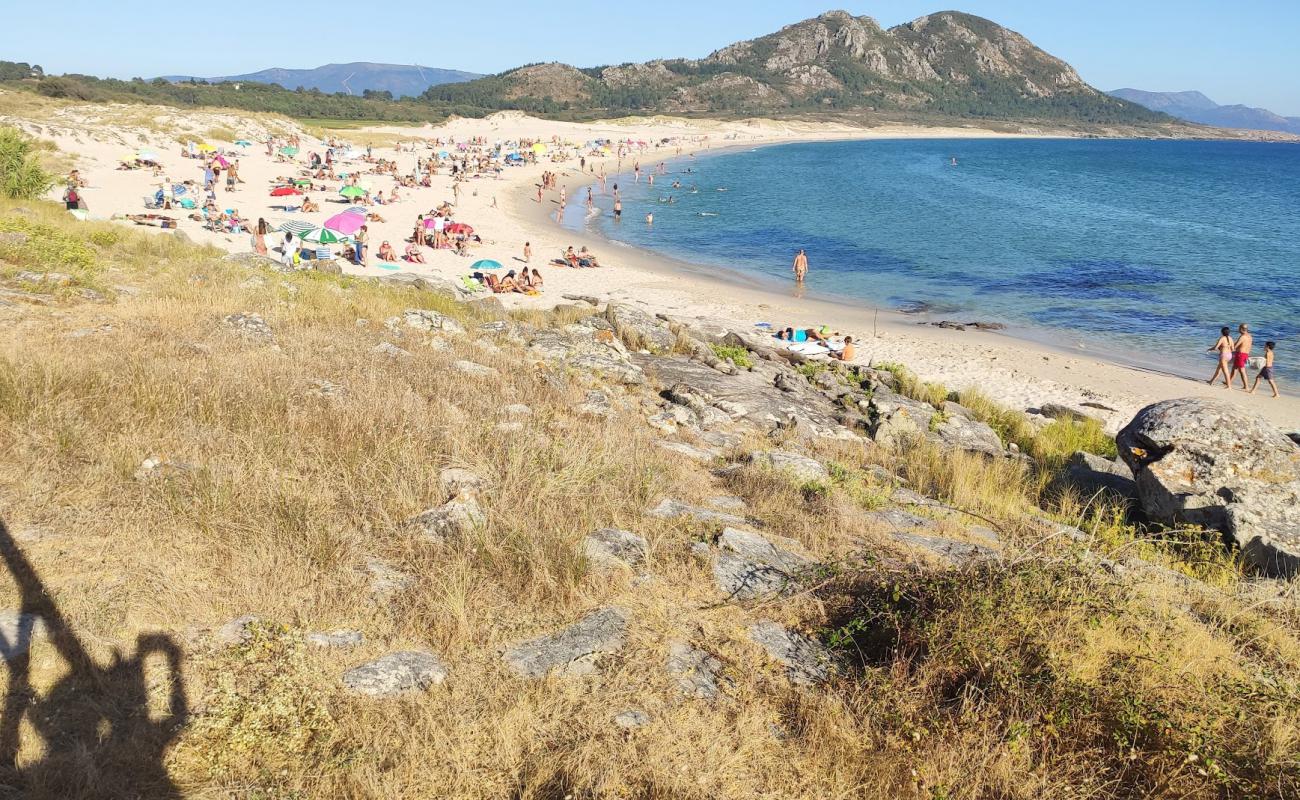 Фото Praia de Larino с белый чистый песок поверхностью