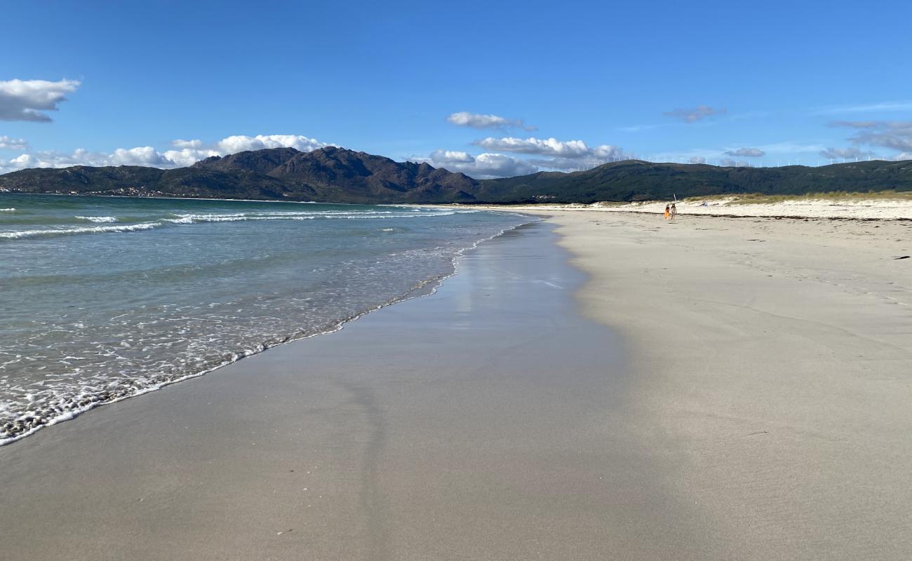 Фото Playa de Carnota с белый чистый песок поверхностью