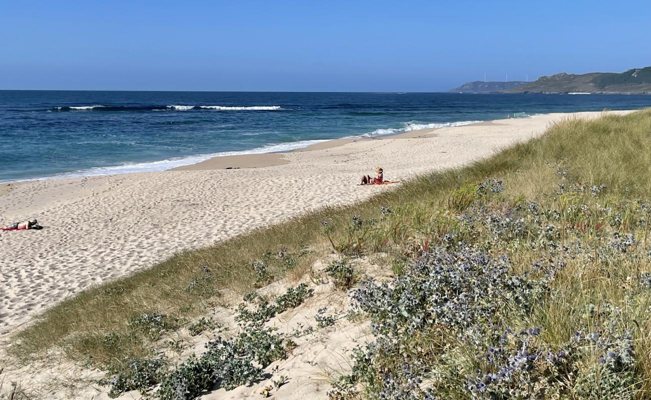 Фото Praia de Traba с белый песок поверхностью