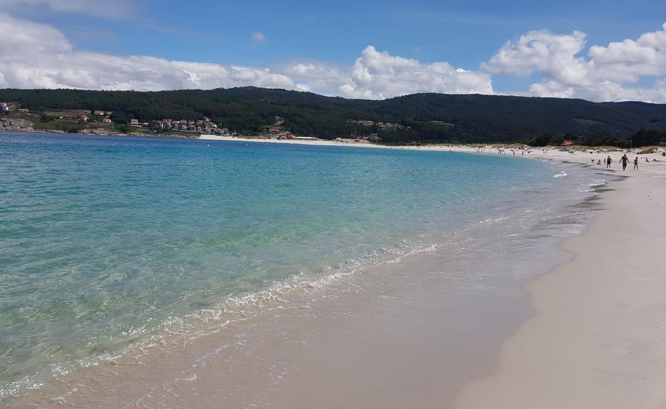 Фото Playa de Laxe с белый чистый песок поверхностью