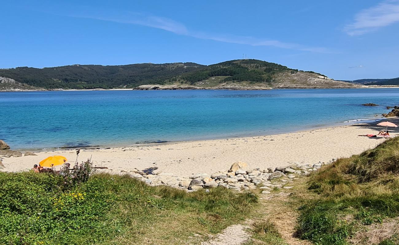 Фото Praia das Vacas с белый песок поверхностью