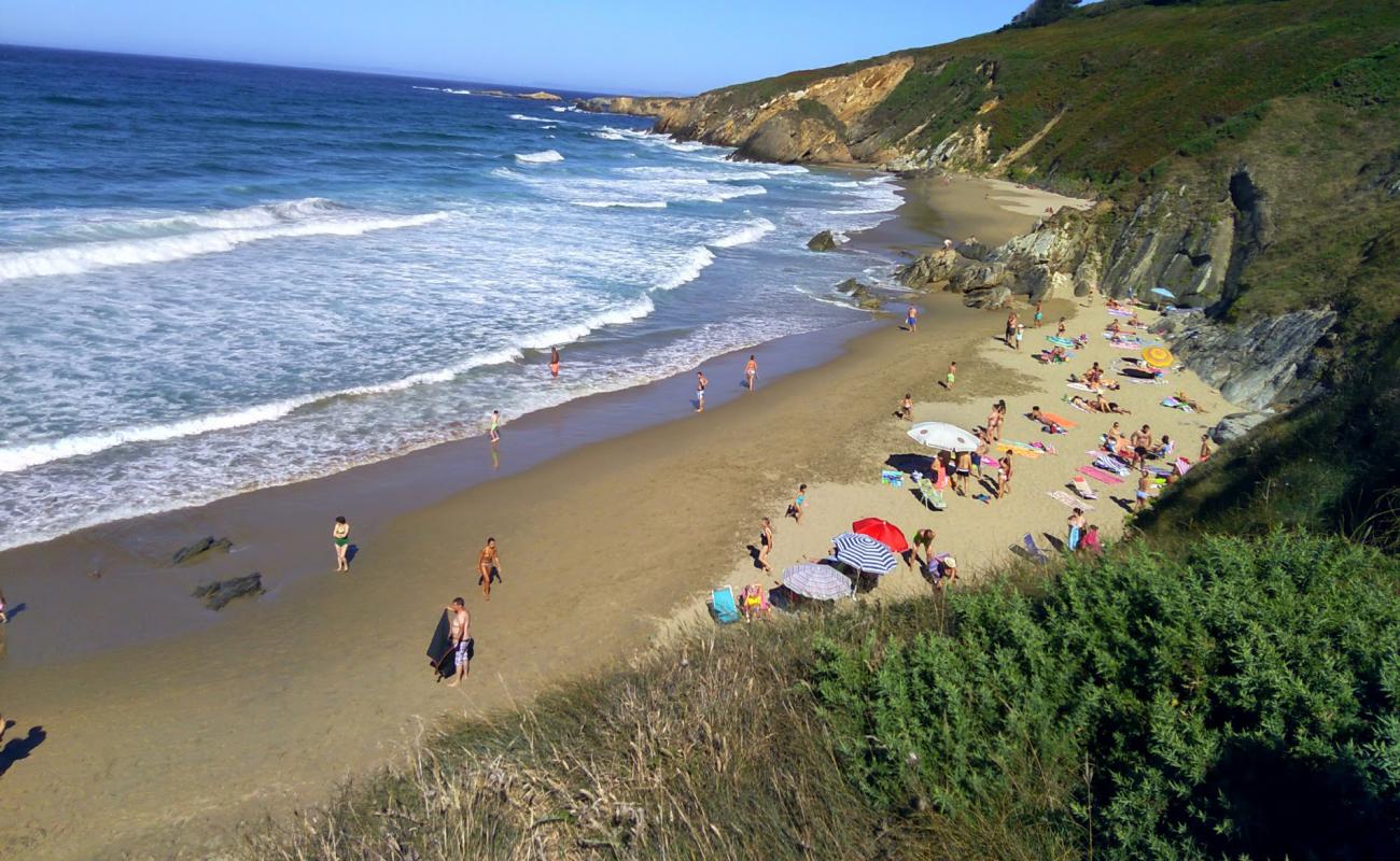 Фото Praia das Torradas с золотистый песок поверхностью