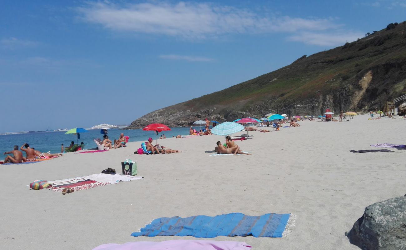 Фото Praia de Combouzas с золотистый песок поверхностью