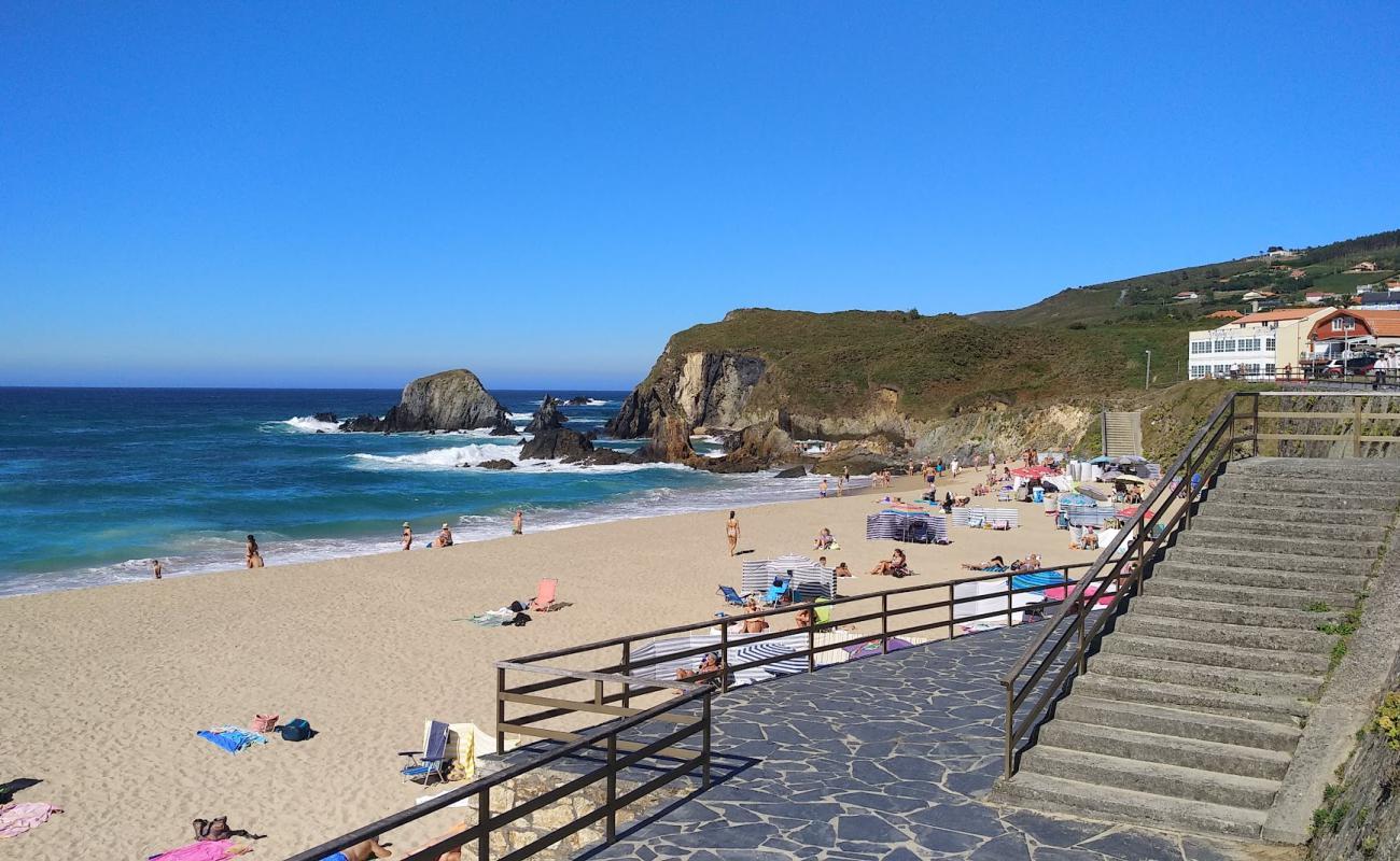 Фото Playa de la Frouseira с белый чистый песок поверхностью