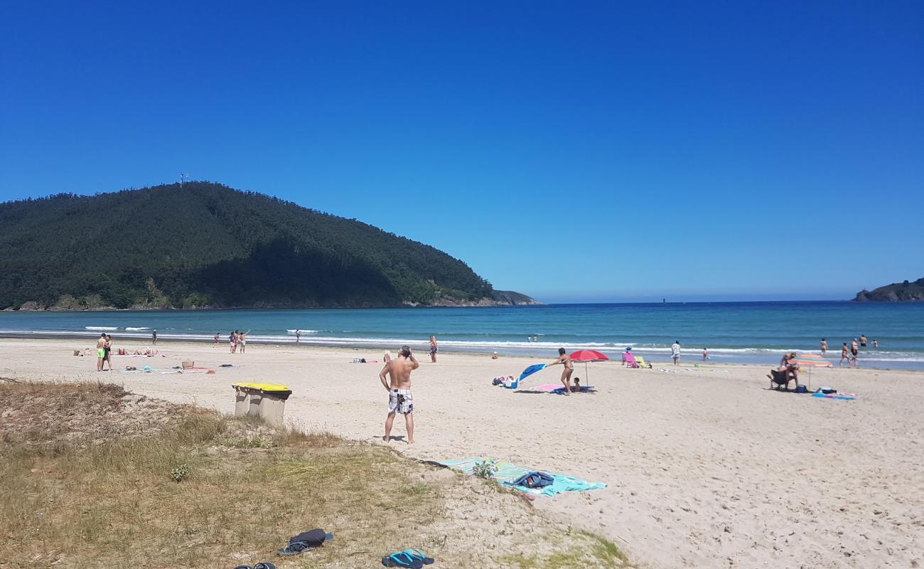 Фото Playa de Vilarube с белый чистый песок поверхностью