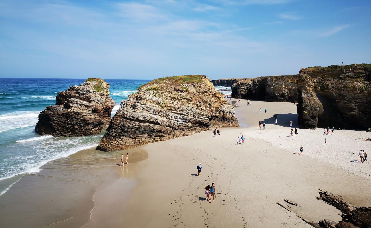 Фото Playa de Las Catedrales с белый чистый песок поверхностью